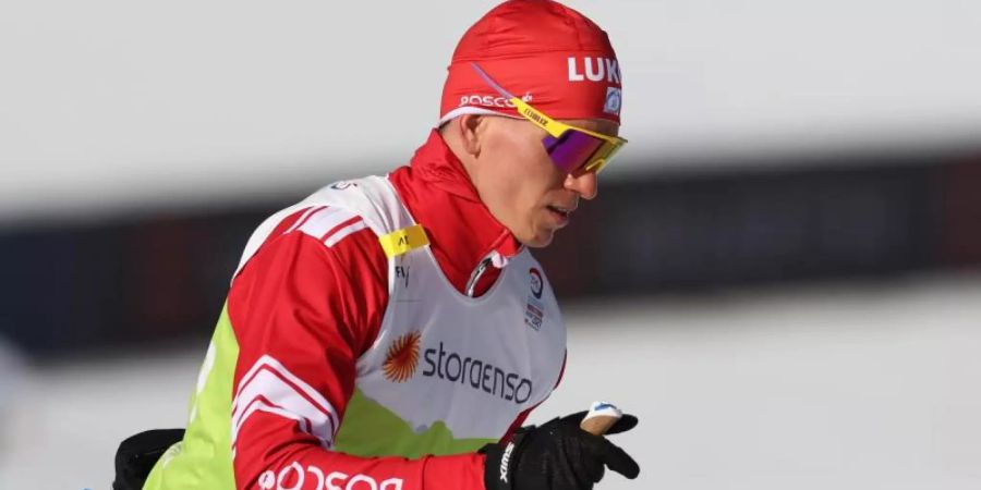 Bestreitet nach seinem Bodycheck gegen den Finnen Joni Mäki die nächsten Langlaufrennen auf Bewährung: Alexander Bolschunow. Foto: Karl-Josef Hildenbrand/dpa