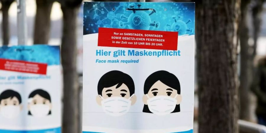 Hinweisschilder zur Maskenpflicht. Foto: Oliver Berg/dpa