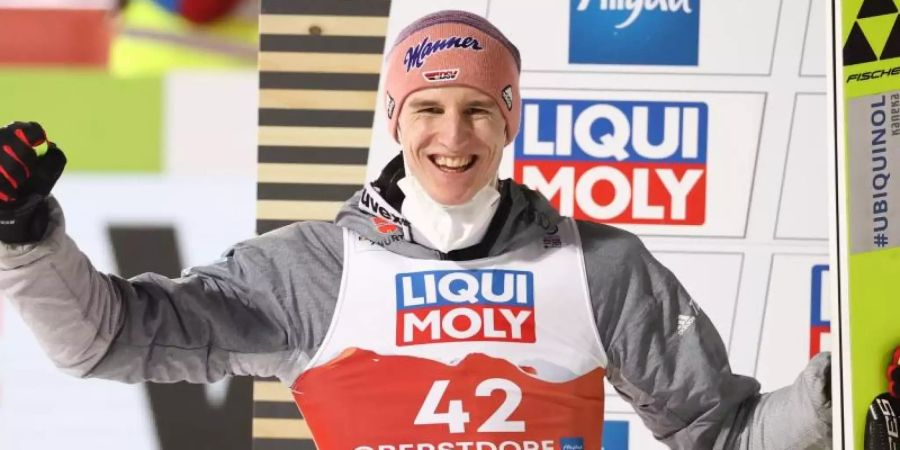 Geiger jubelt auf dem Podium über den zweiten Platz. Foto: Daniel Karmann/dpa