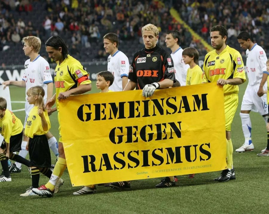 Die Young Boys 2006 bei der Antirassismus-Aktion mit einem Banner.