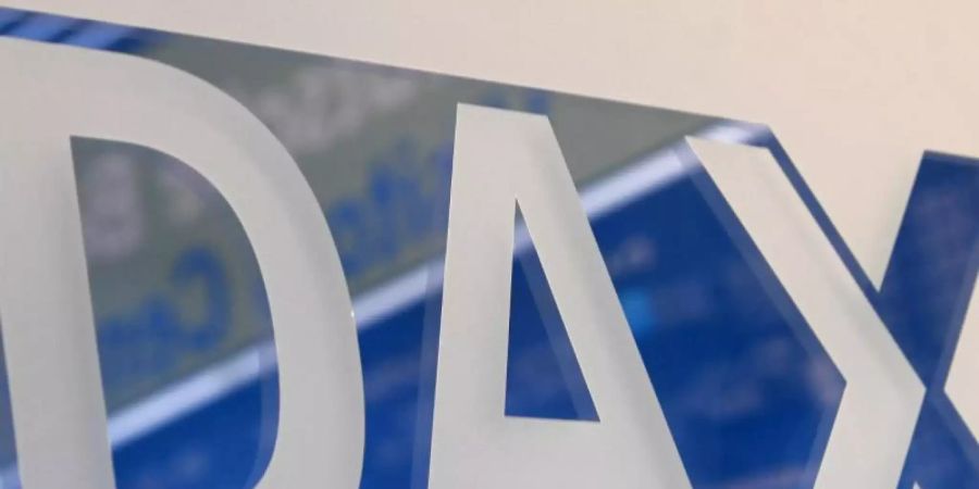 Das Wort «Dax» steht im Handelssaal der Frankfurter Wertpapierbörse an einer Wand. Foto: Arne Dedert/dpa