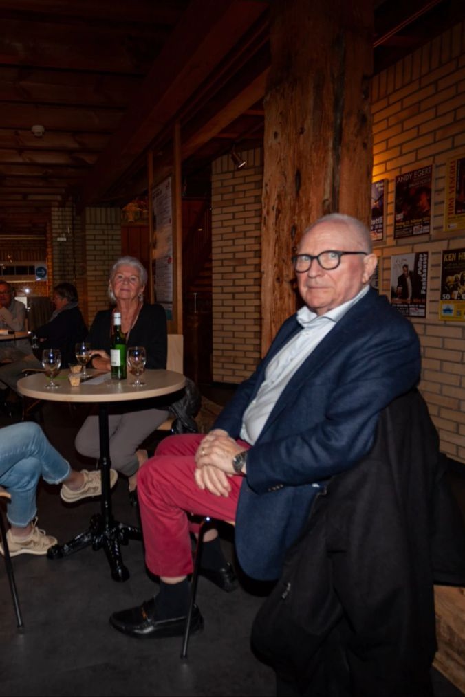 Ursi und Georges lieben Jazz und freuen sich auf ein live Konzert,