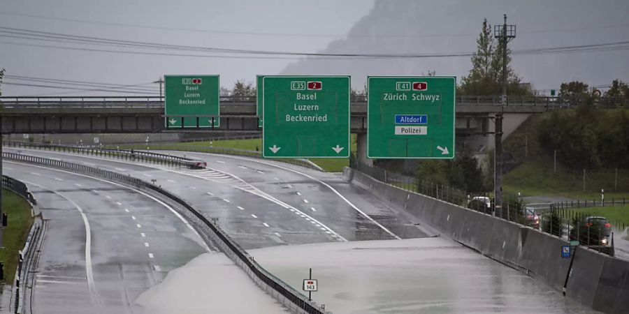 Die Polizei hat die Sperrung der Autobahn A-2 zwischen Beckenried und Erstfeld wieder aufgehoben, nachdem sich die Lage im Laufe des Samstags entspannt hatte und die Autobahn vom Hochwasser geräumt worden war.