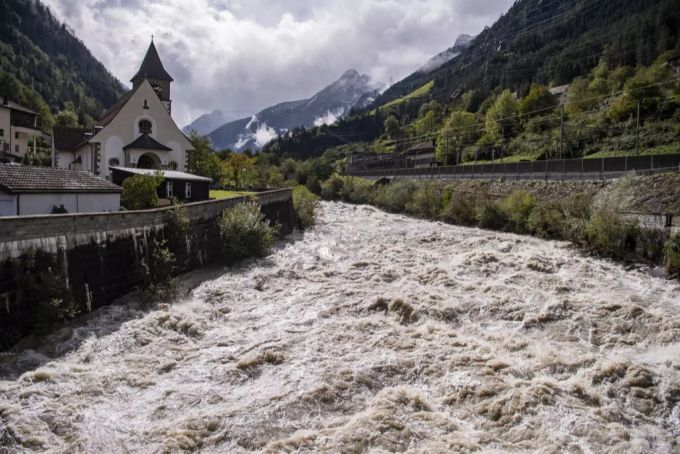Die Autobahn A-2 zwischen Beckenried und Erstfeld war am Samstag wegen Hochwasser gesperrt. Dies, nachdem die Reuss nach starken Regenfällen über die Ufer getreten ist. Hochwasser
