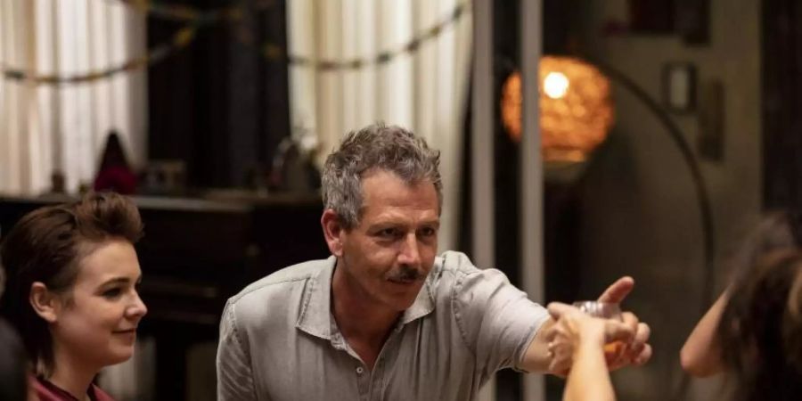 Millas Vater Henry (Ben Mendelsohn, M) ist von Moses nicht begeistert. Foto: -/X-Verleih/dpa
