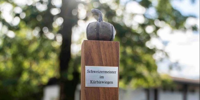 Begehrte Trophäe: Schweizermeisterschaft im Kürbiswiegen.