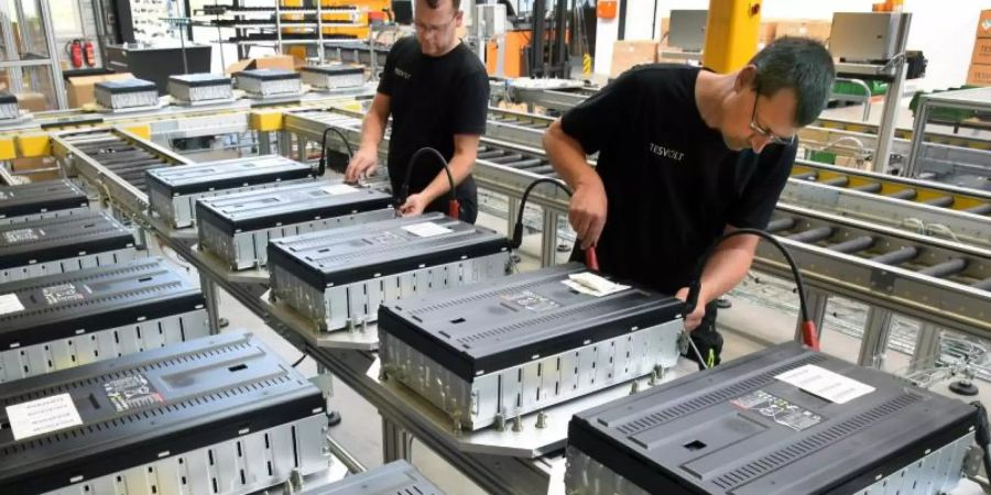 In einem Werk für Batteriespeicher der Testvolt GmbH in Lutherstadt Wittenberg überprüfen Elektriker Batteriemodule auf ihre Funktionalität. Foto: Waltraud Grubitzsch/dpa-Zentralbild/dpa