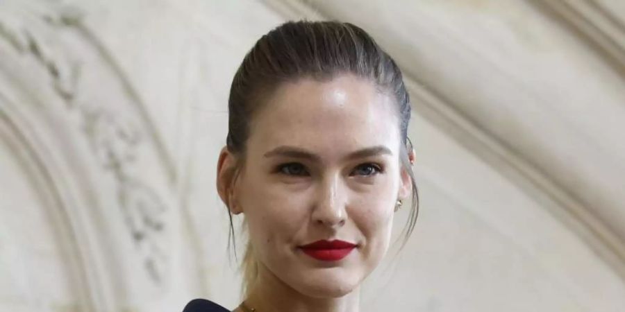 An einer Einrichtung für Menschen mit Behinderungen hat Bar Refaeli ihren Sozialdienst angetreten. Foto: Thibault Camus/AP/dpa