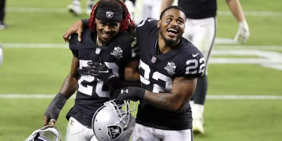 Damon Arnette (l), Keisean Nixon von den Las Vegas Raiders feiern den Sieg über die New Orleans Saints. Foto: Isaac Brekken/ AP/dpa