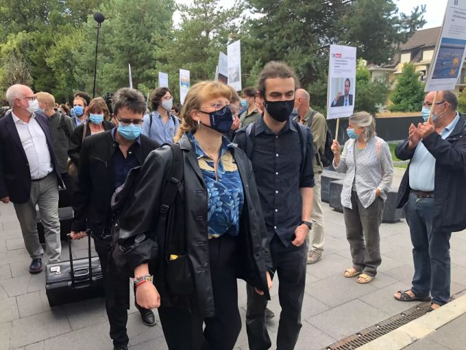 Die angeklagten Klima-Aktivisten treffen mit ihren Anwälten zum Prozess in Renens ein. Sympathisanten begrüssen sie mit Applaus und Jubel. credit suisse