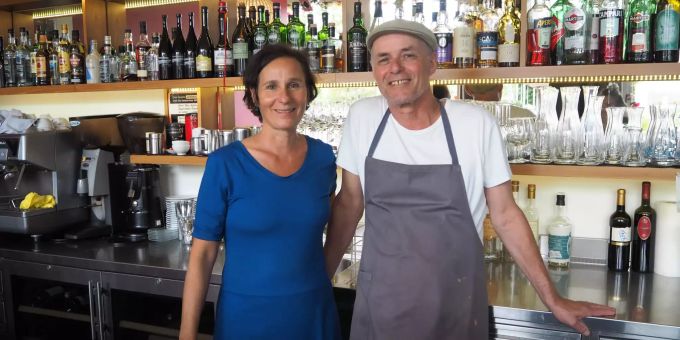 Regi Huguenin und Stephan Häsler sind die Inhaber der Weinbar zum Hut in Uster. Weinbar zum Hut Uster