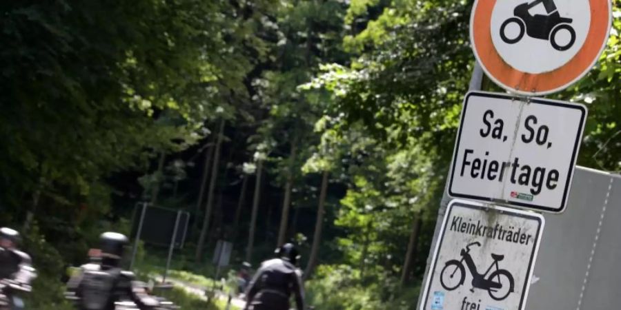 Für die einen sind Motorräder der Inbegriff von Freiheit: Draussen sein, schnell sein, die Kraft des Motors spüren. Für die anderen versauen lärmende Motorräder die Erholungszeit auf Terrasse und Balkon. Foto: Stephan Jansen/dpa