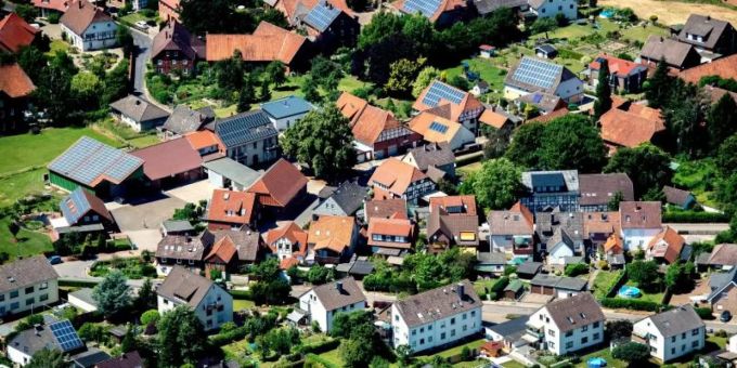 Der Trend zum Homeoffice kann Immobilienexperten zufolge die Wohnungsmärkte in Grossstädten entlasten und eine Chance für das Umland sein. Foto: Hauke-Christian Dittrich/dpa immo