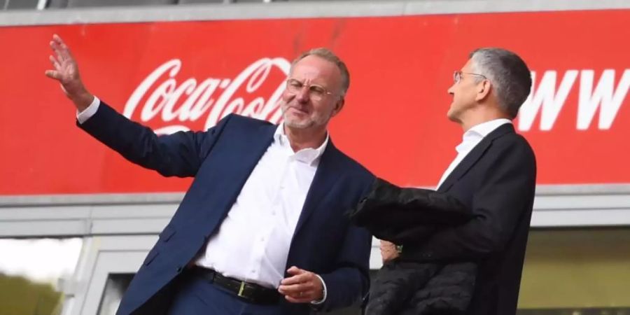 Haben sich mit einem Schreiben bei den Münchner Fans bedankt: Präsident Herbert Hainer (r) und Vorstandschef Karl-Heinz Rummenigge. Foto: Sven Hoppe/dpa-Pool/dpa