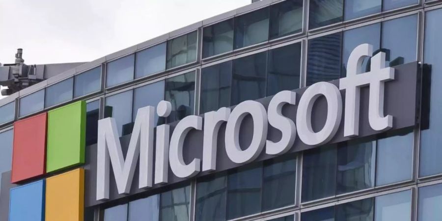 Das Microsoft-Logo ist in Issy-les-Moulineaux, ausserhalb von Paris, an einem Bürogebäude zu sehen. Mit einer günstigeren Rechnervariante will Microsoft auch bei der Ausstattung von Schulen punkten. Foto: Michel Euler/AP/dpa