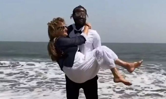 Der 32-jährige Alka aus Gambia ist mit Francoise, einer 68-jährigen Belgierin, verheiratet. Sextourismus Gambia