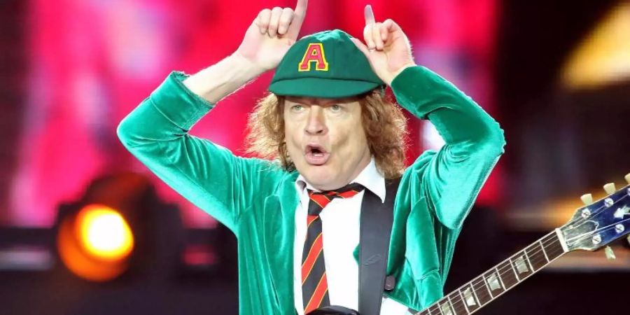 Angus Young hat seine Schuluniform noch nicht eingemottet. Foto: Jan Woitas/dpa-Zentralbild/dpa