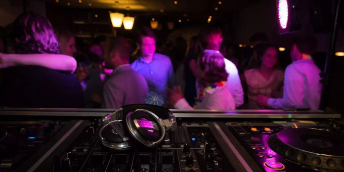 Eine Silvester-Party in Volketswil ZH musste aufgelöst werden. (Symbolbild) Disco.