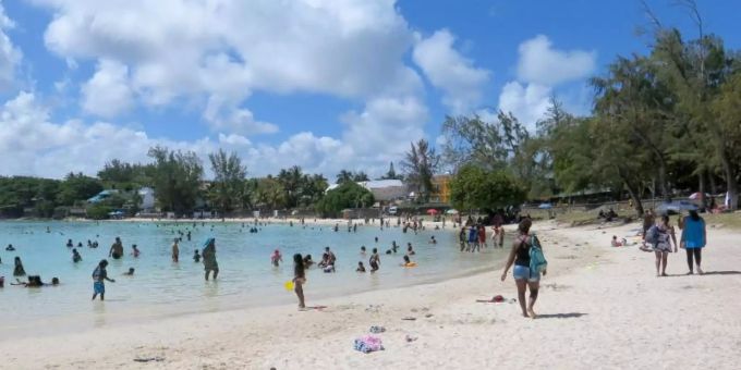 Touristen besuchen den Strand an der Blue Bay. (Archivbild) Mauritius