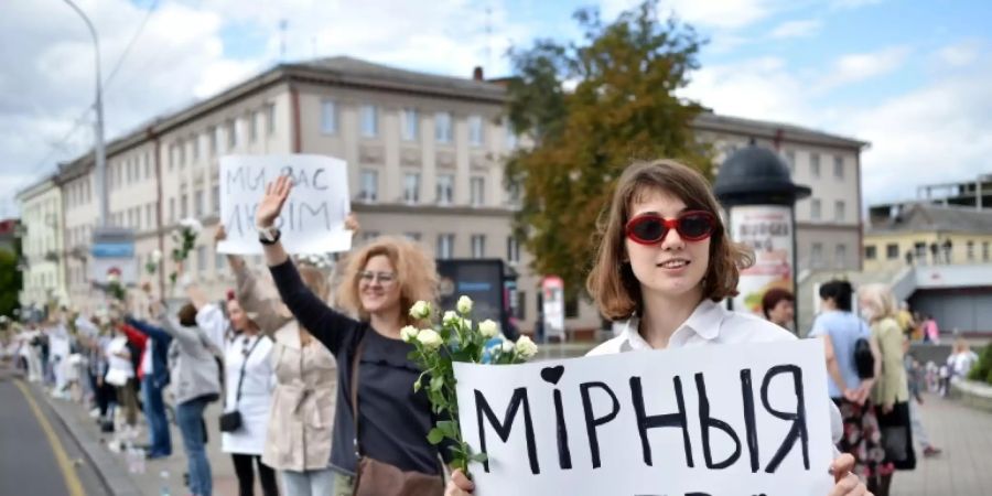 Demonstranten an einer Strasse in Minsk