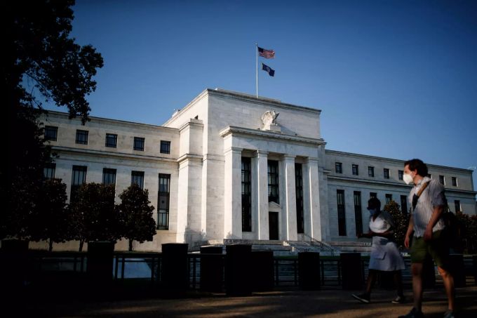 Passanten tragen vor dem Hauptsitz der Federal Reserve (US-Notenbank) Mundschutze. Federal Reserve
