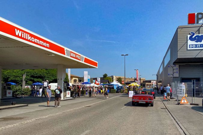 Der Eingang zum 2nd US-Car'n'Bike Meet in Suhr.