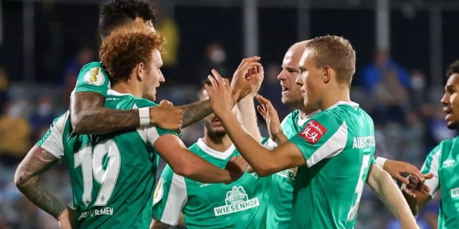 Werders Spieler jubeln nach dem Führungstor von Josh Sargent (l). Foto: Jan Woitas/dpa-Zentralbild/dpa