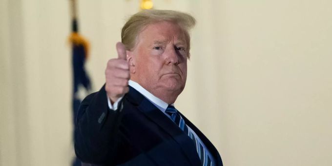 Präsident Donald Trump streckt den Daumen nach oben auf dem Balkon vor dem Blue Room bei seiner Rückkehr ins Weisse Haus am Montag, nachdem er das Walter Reed National Military Medical Center in Bethesda, Md verlassen hat. Donald Trump