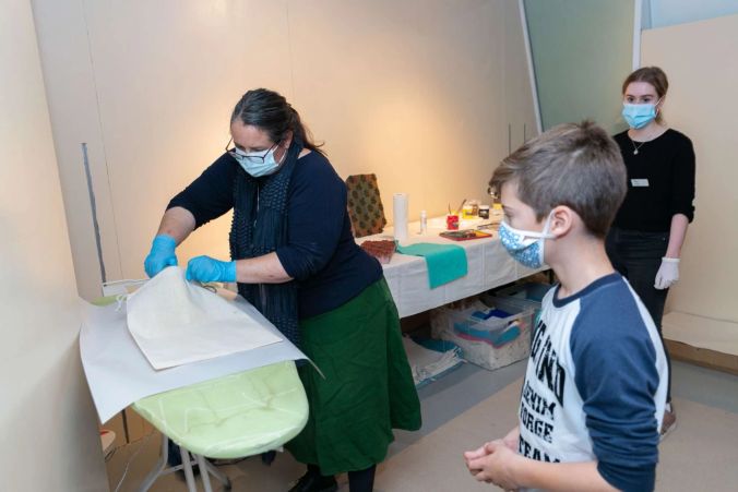 Angela hilft Joshua beim bügeln