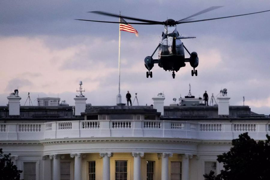 Donald Trump wird im Helikopter vom Walter Reed Militärspital zurück zum Weissen Haus geflogen.