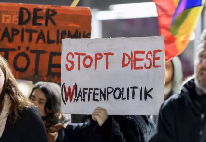 Menschen protestieren während einer Spontankundgebung gegen den gezielten Angriff der USA auf den Iran, auf dem Bahnhofplatz in Bern, am Mittwoch, 8. Januar 2020. (Symbolbild) Waffenpolitik Demo Waffenexporte