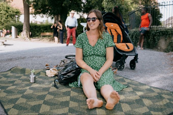 Julia aus Deutschland besucht ihren Vater.