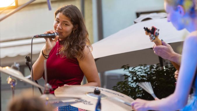 Amira interpretiert u.a. Songs von Gershwin, Mayfield, Etta James oder Adele.