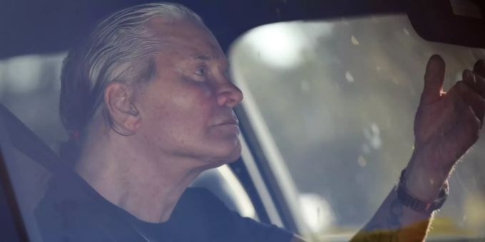 Bist du das wirklich, Ozzy Osbourne? Der Star begutachtet seinen neuen Look im Spiegel. Heute ist es ruhiger um den Rocker geworden. Ozzy Osbourne
