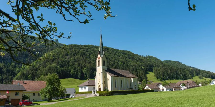 In Ramiswil, das seit 1856 eine eigene Pfarrei bildet, steht die 1869 erbaute katholische Pfarrkirche Sankt Urs und Viktor.