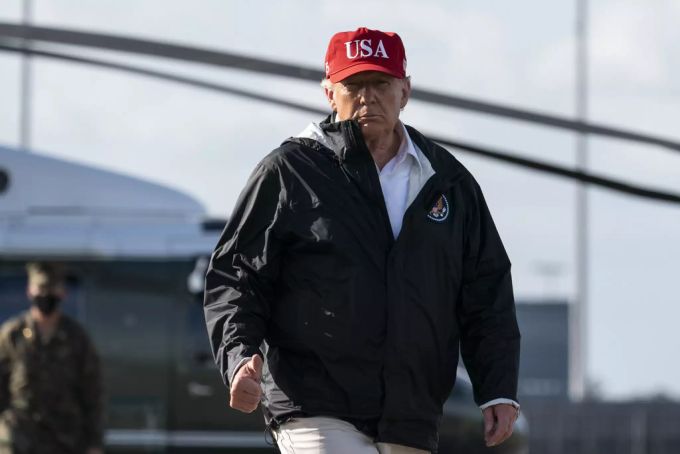 Präsident Donald Trump mit roter «USA»-Mütze – und ohne Hygienemaske trump