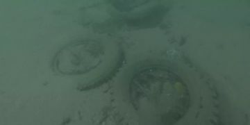 Autoreifen in der Limmat