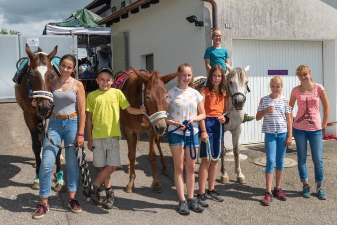 Gruppenbild mit Pferden; Ponyreiten auf dem Arche-Hof.