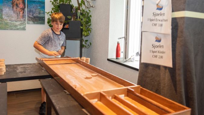 Lukas versucht sein Glück im holländischen Brettspiel.