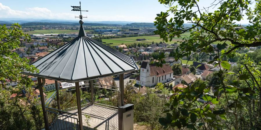 Schattenhaus an der sogenannten Jakobsleiter in Egerkingen. Der Wanderweg am Jurasüdfuss bietet eine Weitsicht bis zu den Berner Alpen. Der Bau der Jakobsleiter 1904, ein steiler Aufstieg im Vorberg, geht auf die Initiative von Lehrer J.M. Rauber zurück. Das damals auf halber Höhe errichtete Schattenhüsli hielt dem Wetter nicht lange stand. Anno 2000 wurde ein neues, solides erstellt.