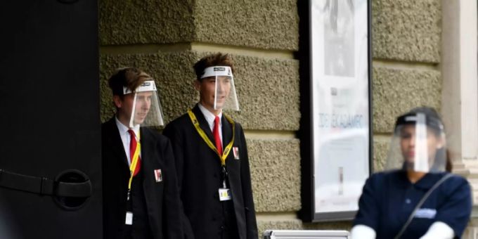 Mitarbeiter der Salzburger Festspiele in Corona-'Tracht' Mitarbeiter der Salzburger Festspiele in Corona-'Tracht'