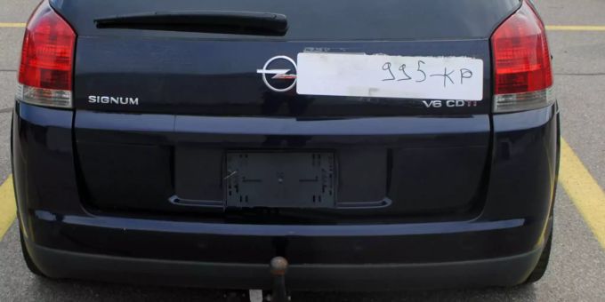 Der Personenwagen hatte ein selbstgeschriebenes und aufgeklebtes Kontrollschild angebracht. Drogeneinfluss