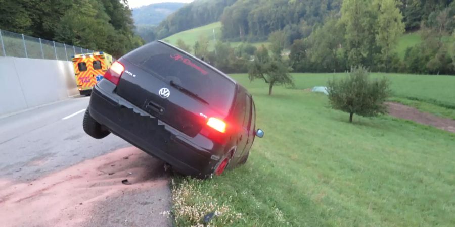 Buus BL: Selbstunfall mit Personenwagen – eine Person verletzt
