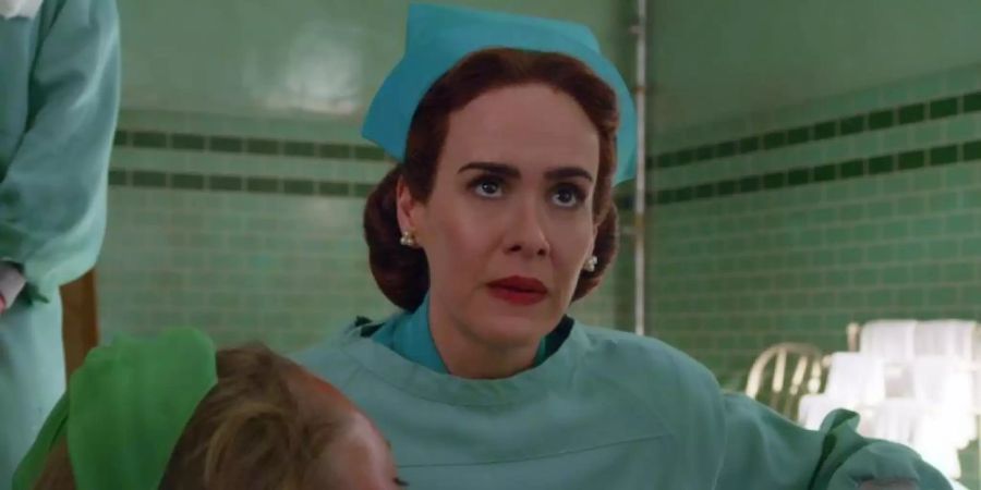 Sarah Paulson spielt die intrigante Krankenschwester Mildred Ratched. Foto: Netflix/dpa