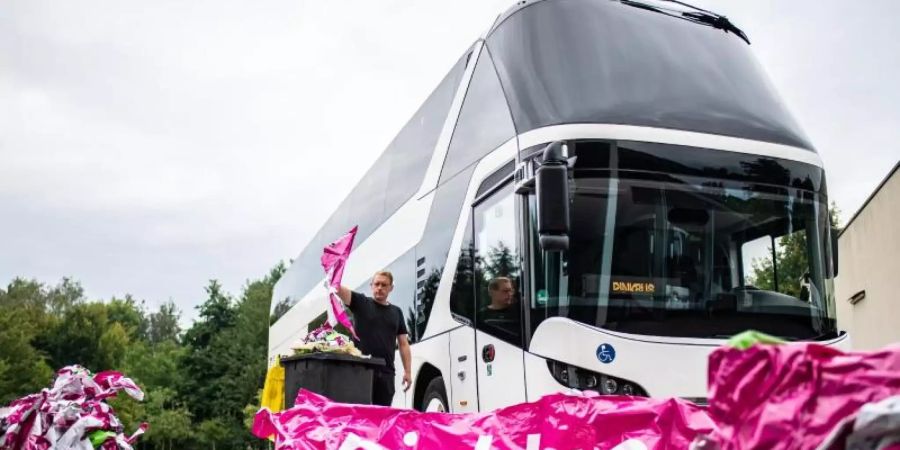 Nils Neumann, Art Direktor bei Pinkbus: Das Kölner Fernbusunternehmen muss seine Busse farblich umgestalten, weil ihr bisheriger Farbton zu sehr dem Magenta der Deutschen Telekom ähnelt. Foto: Guido Kirchner/dpa