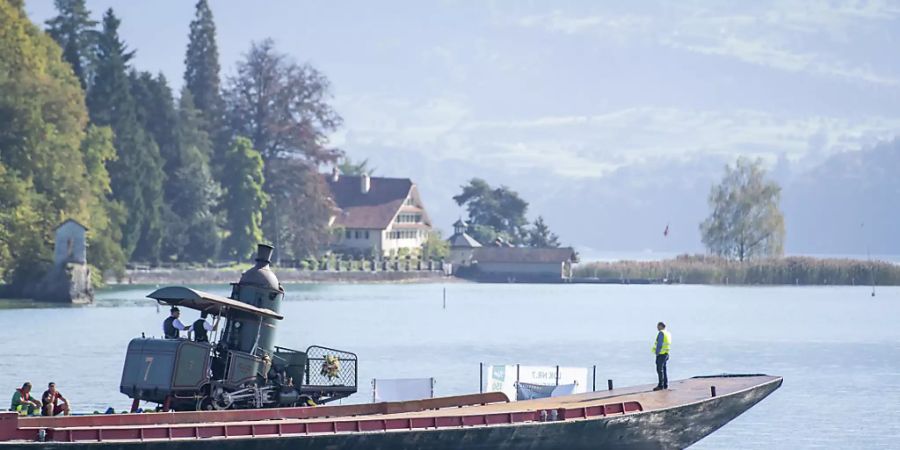 Verschifft und auf dem Weg zu neuen Fahrten: Die historische Dampflokomotive wird vom Verkehrshaus in Luzern nach Vitznau gebracht.