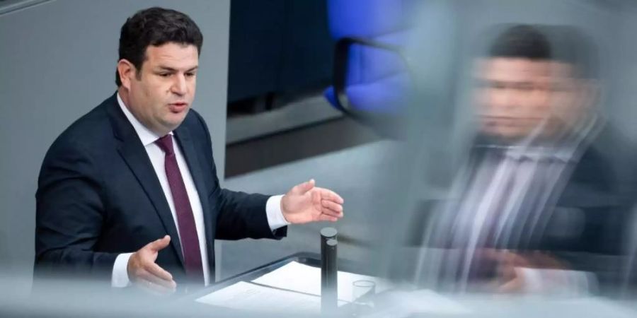 Hubertus Heil (SPD), Bundesminister für Arbeit und Soziales, spricht in der Plenarsitzung im Deutschen Bundestag. Foto: Bernd von Jutrczenka/dpa