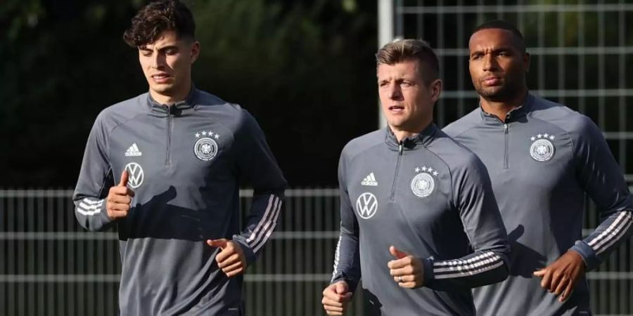 Toni Kroos (M) hält grosse Stücke auf Kai Havertz (l). Foto: Christian Charisius/dpa