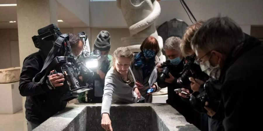 Friederike Seyfried, Direktorin des Ägyptischen Museums, zeigt Medienvertretern Spuren der Sachbeschädigungen im Neuen Museum. Foto: Bernd von Jutrczenka/dpa