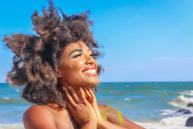 Trockene Luft lässt die Lippen spröde werden. Frau am Strand
